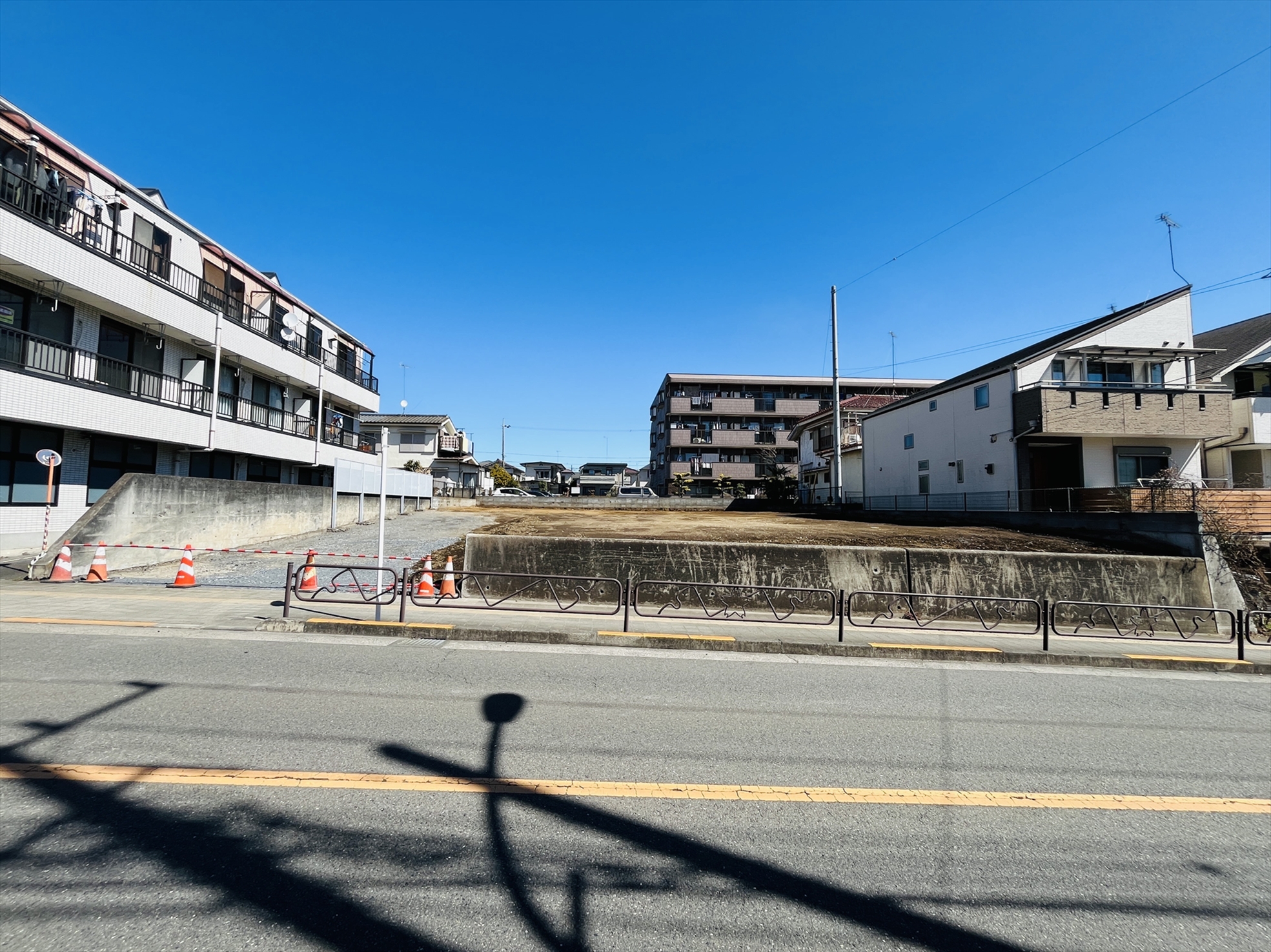 敷地１８２坪で建物や駐車場をゆったり配置でき、玄関アプローチも実現可能です。※現況：駐車場