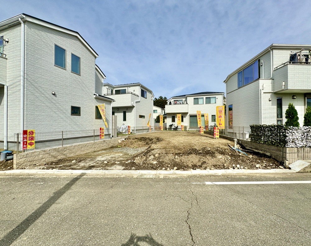 一戸建てが多く、静かで落ち着いた雰囲気を満喫できるエリアです。