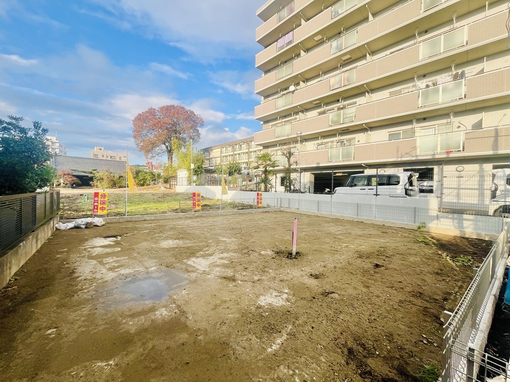 敷地は、余裕を持ったカースペースと小さな庭を確保できる広さです。

