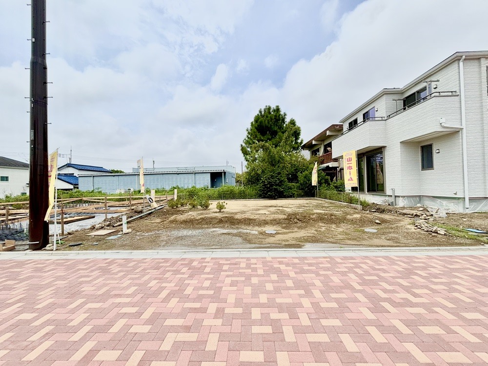 閑静で緑豊かな住宅地に３６坪以上の広々とした角地です。