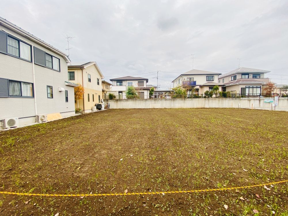 便利で穏やかな暮らしを満喫できる好立地に、全４区画の統一された美しい街並み。