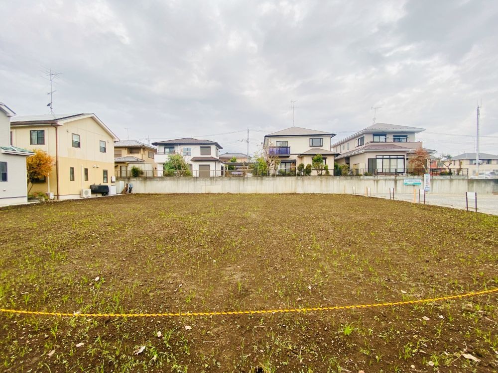 便利で穏やかな暮らしを満喫できる好立地に、全４区画の統一された美しい街並み。