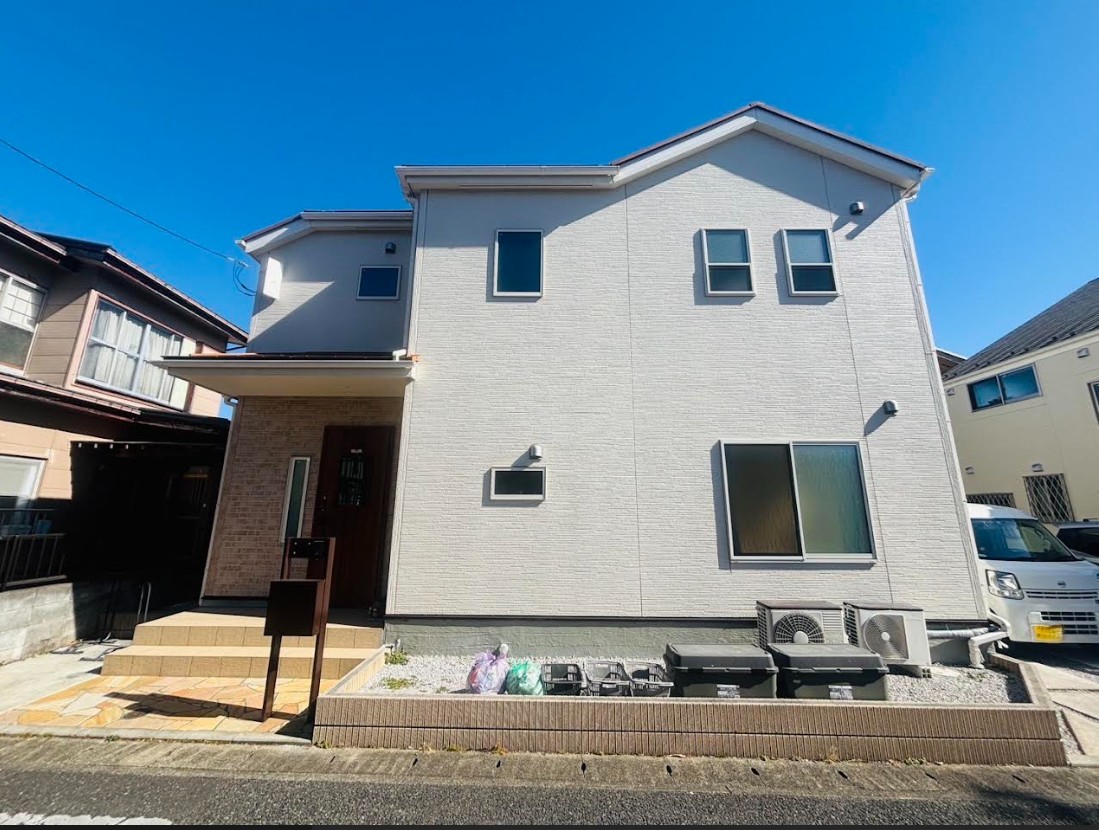閑静で緑豊かな住宅地に４３坪以上の広々とした敷地の邸宅です。