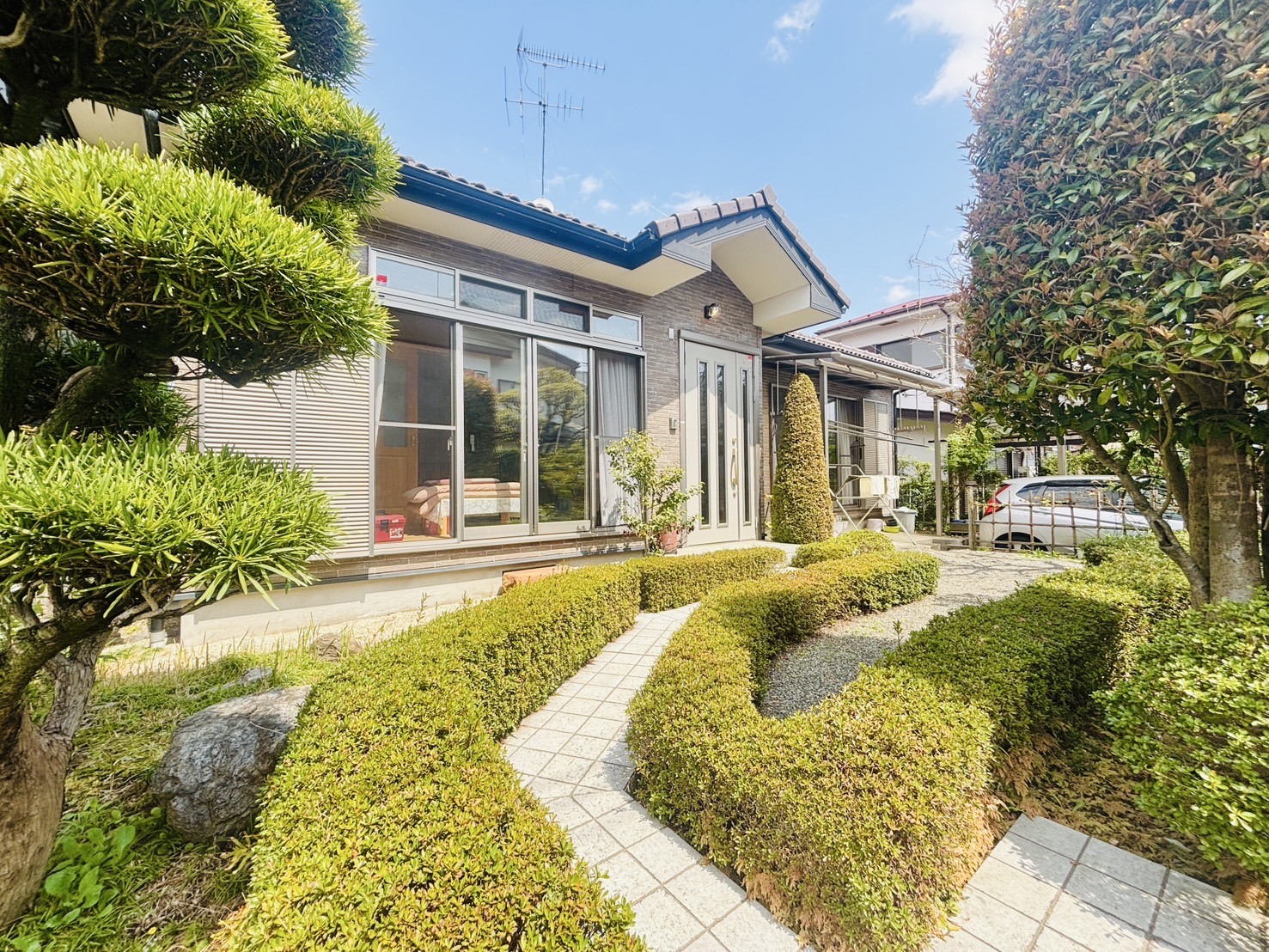 一戸建てが多く、静かで落ち着いた雰囲気を満喫できるエリアです。