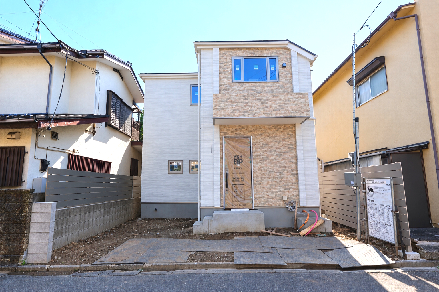 落ち着いた住環境に建つ、機能性とデザイン性を兼ね備えた、敷地面積30坪超の邸宅。