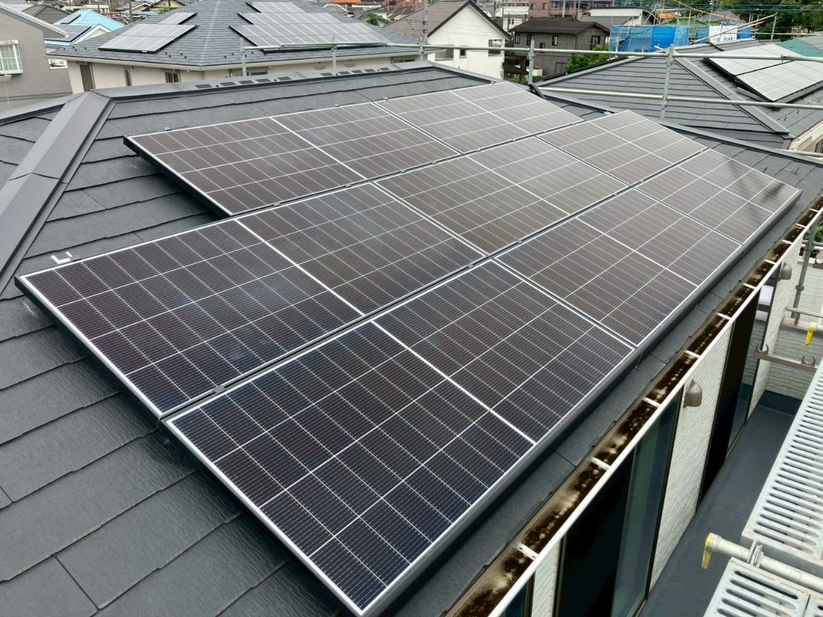 屋根に設置した太陽光パネル